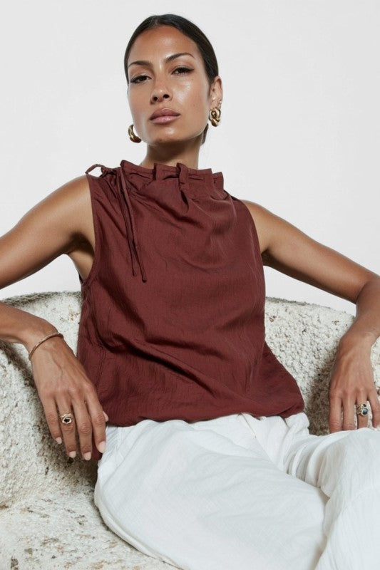CHINCHED TOP