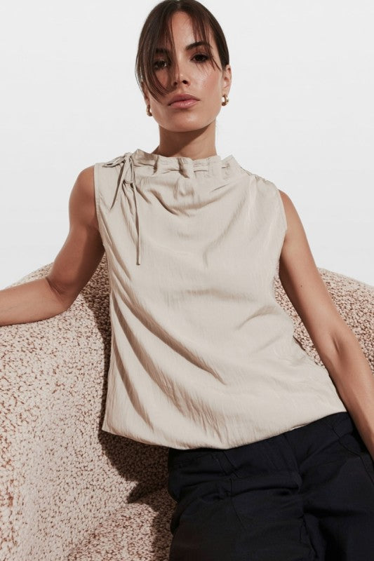 CHINCHED TOP