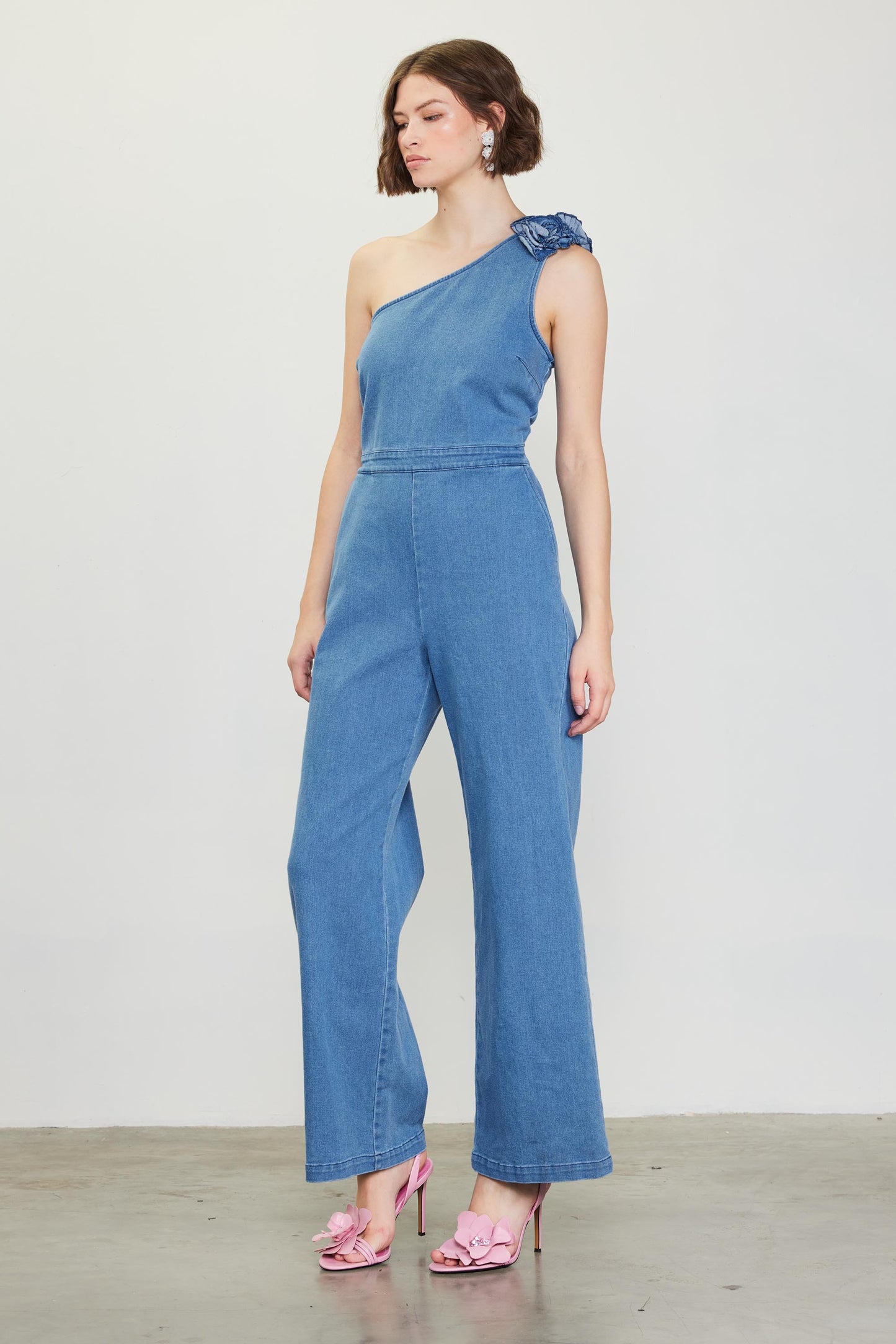 ONE SHOULDER ROSETTE JUMPSUIT