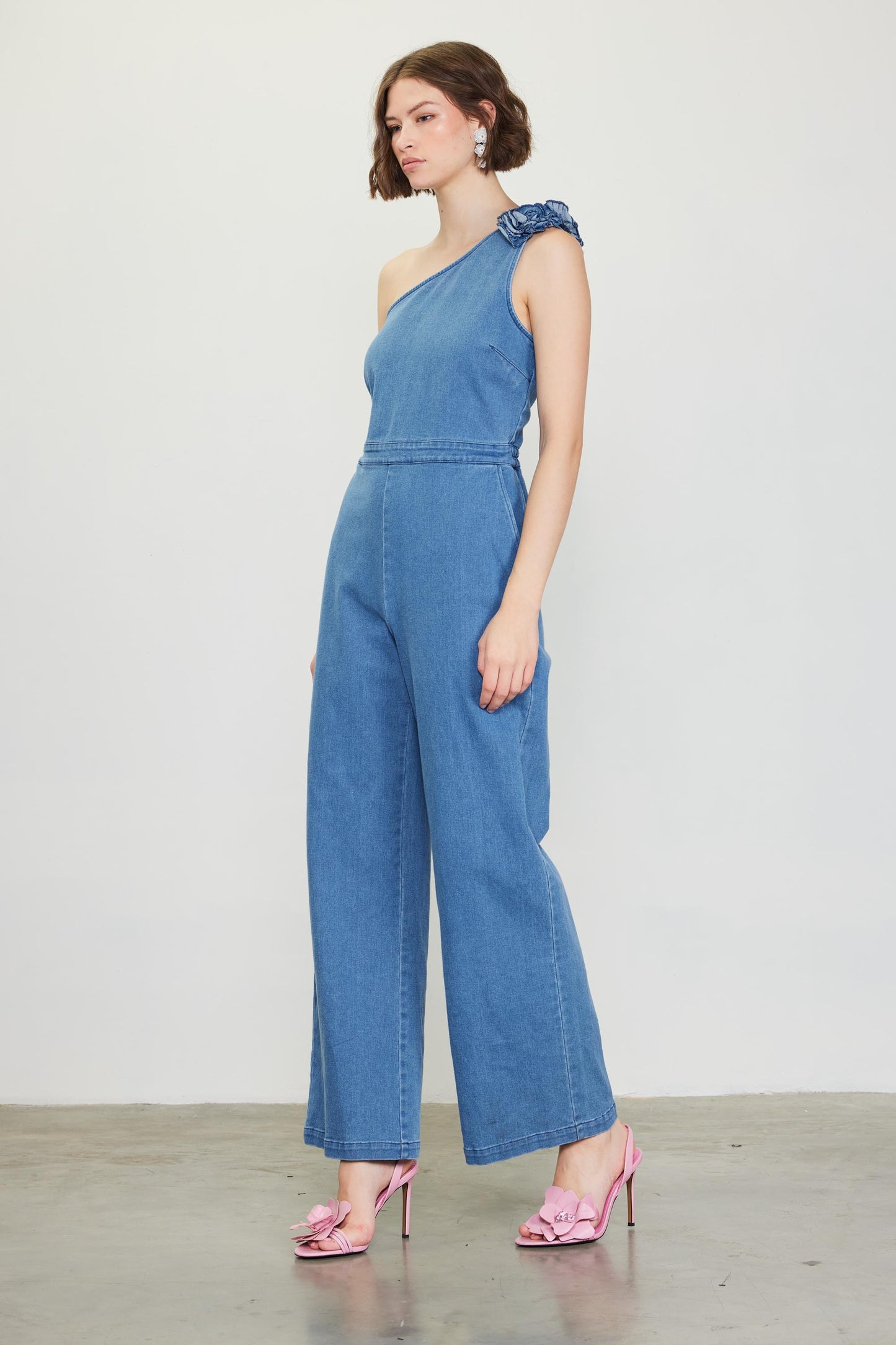 ONE SHOULDER ROSETTE JUMPSUIT